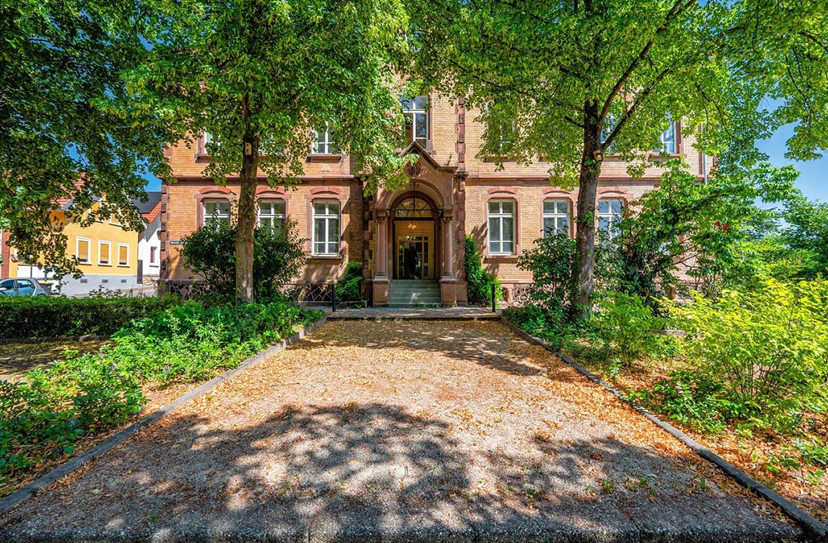 Bürogebäude Alte Schule Eingang